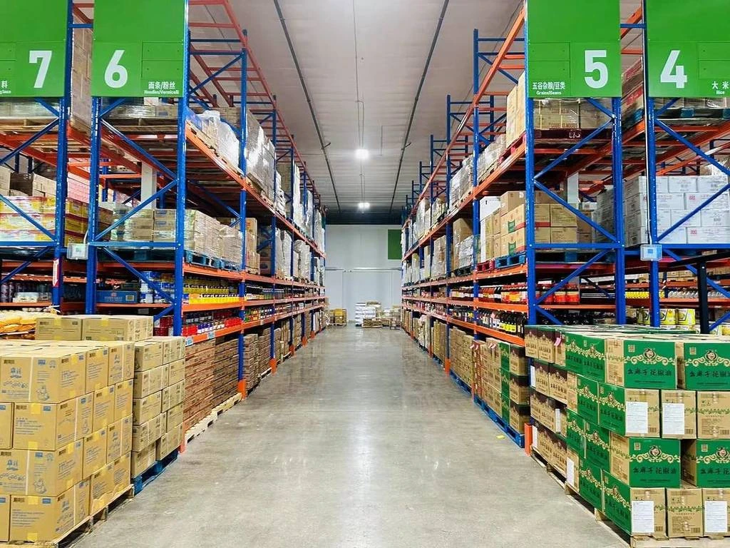 Interior de Resco Food Service en Las Vegas con estantes de productos asiáticos y formato mayorista tipo Asian Costco en Spring Valley.