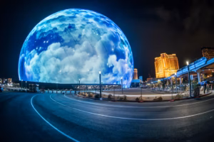 Sphere Las Vegas iluminada de noche en el Strip, epicentro de espectáculos inmersivos y turismo tecnológico en Nevada.