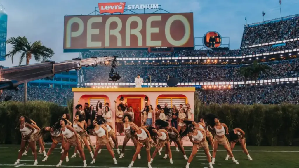 Ambiente en Las Vegas durante el Super Bowl con apuestas, público y referencias al medio tiempo protagonizado por Bad Bunny.