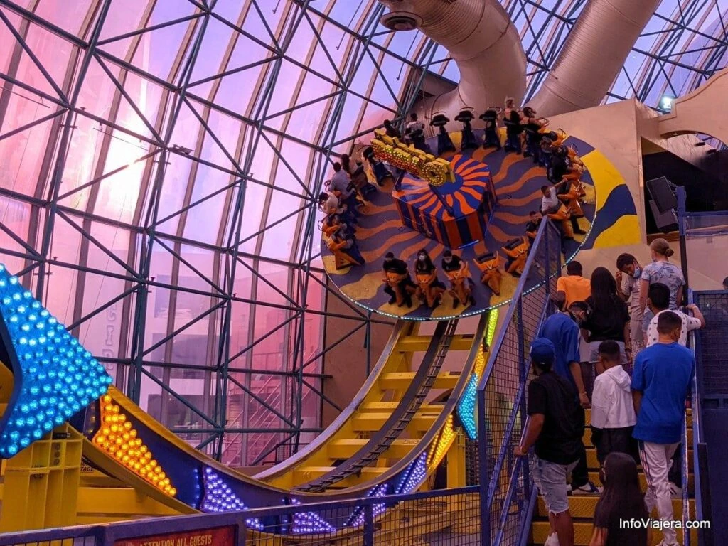 Actividades con niños en Las Vegas incluyen acuarios, museos interactivos y parques de diversiones ideales para familias en la ciudad.