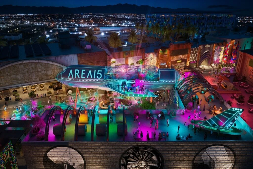 Interior futurista de AREA15 Las Vegas con instalaciones de arte digital y visitantes explorando experiencias inmersivas