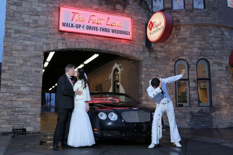 bodas exprés en Las Vegas con capillas temáticas, ceremonias rápidas y experiencias únicas en Nevada