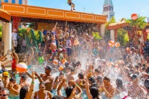 Fiesta en alberca con DJs y turistas celebrando Spring Break en Las Vegas en un famoso dayclub del Strip