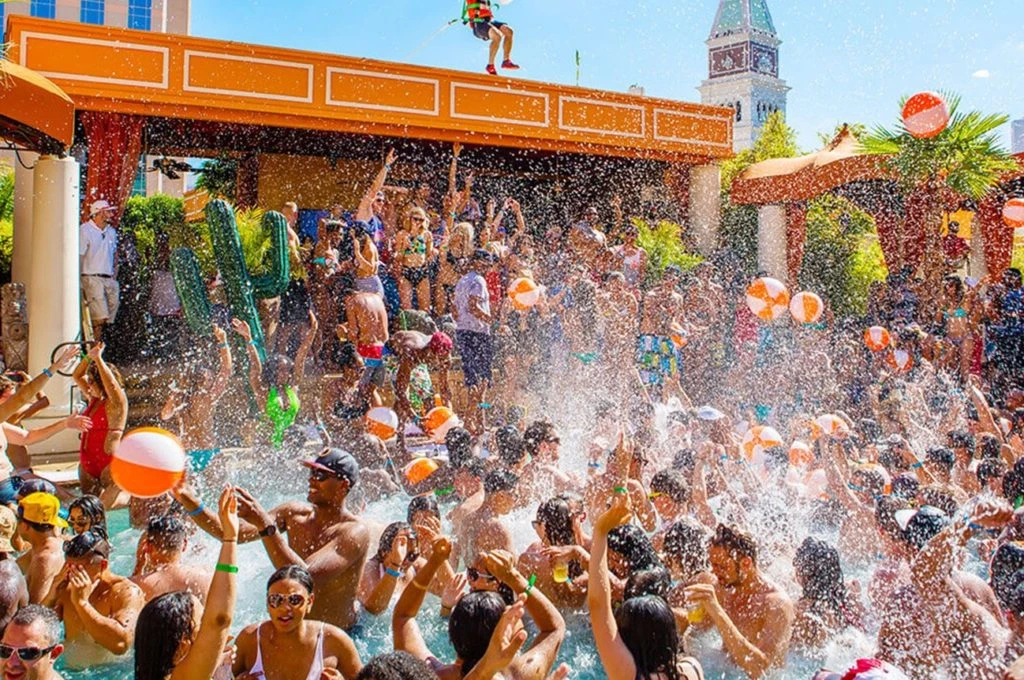 Fiesta en alberca con DJs y turistas celebrando Spring Break en Las Vegas en un famoso dayclub del Strip
