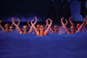 Cirque du Soleil Las Vegas presenta O en Bellagio con acrobacias acuáticas y escenario inmersivo iluminado