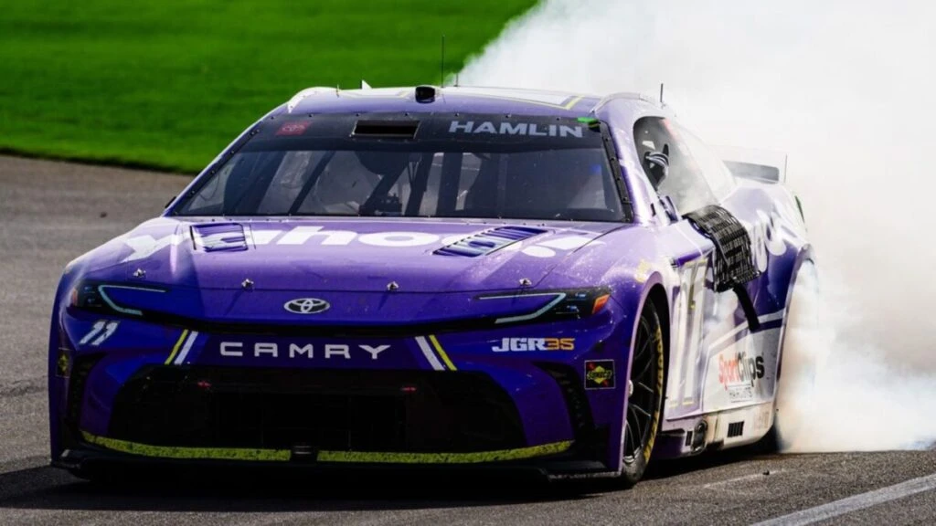 Denny Hamlin celebrando victoria en NASCAR en Las Vegas Motor Speedway durante la Pennzoil 400