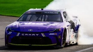 Denny Hamlin celebrando victoria en NASCAR en Las Vegas Motor Speedway durante la Pennzoil 400