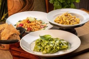 Plato de pasta fresca en restaurante elegante en Las Vegas con presentación gourmet y ambiente sofisticado
