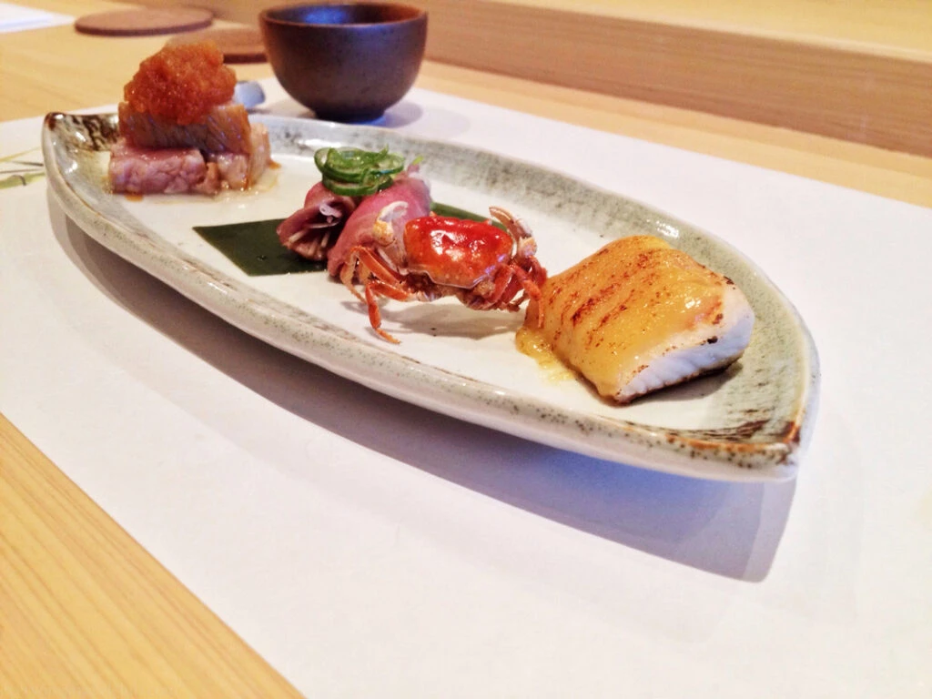 Mejor sushi en Las Vegas servido en barra japonesa con nigiri fresco preparado por chef