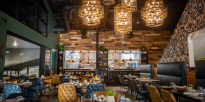 Interior de Esther’s Kitchen Las Vegas con cocina abierta y platos italianos artesanales en el Arts District.