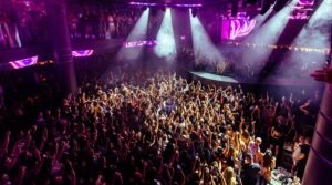 Experiencia VIP antros Las Vegas incluye acceso preferencial, mesas exclusivas y servicio premium en clubes nocturnos