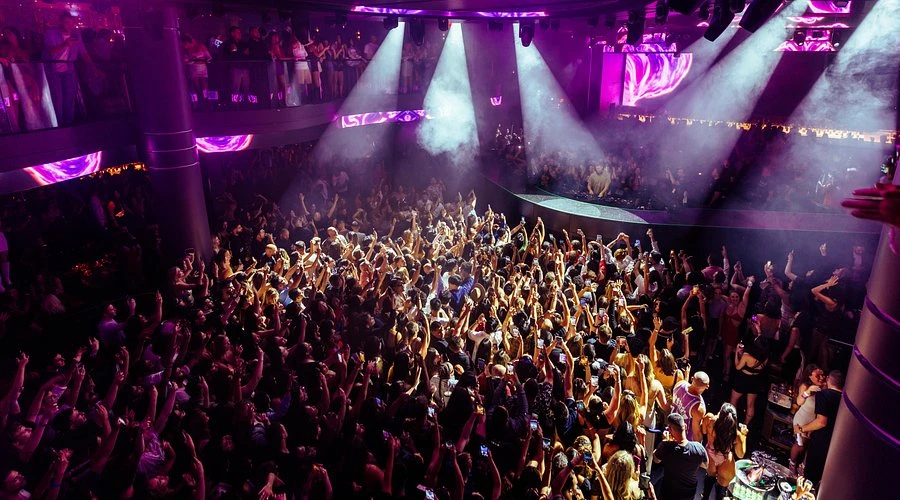 Experiencia VIP antros Las Vegas incluye acceso preferencial, mesas exclusivas y servicio premium en clubes nocturnos