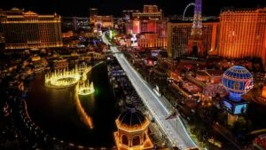 Carrera nocturna F1 Las Vegas 2026 en el Strip con autos a alta velocidad y luces de la ciudad en Estados Unidos