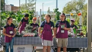 Fundación Vegas Golden Knights organiza mercado agrícola en Las Vegas con estudiantes vendiendo productos frescos y promoviendo sostenibilidad