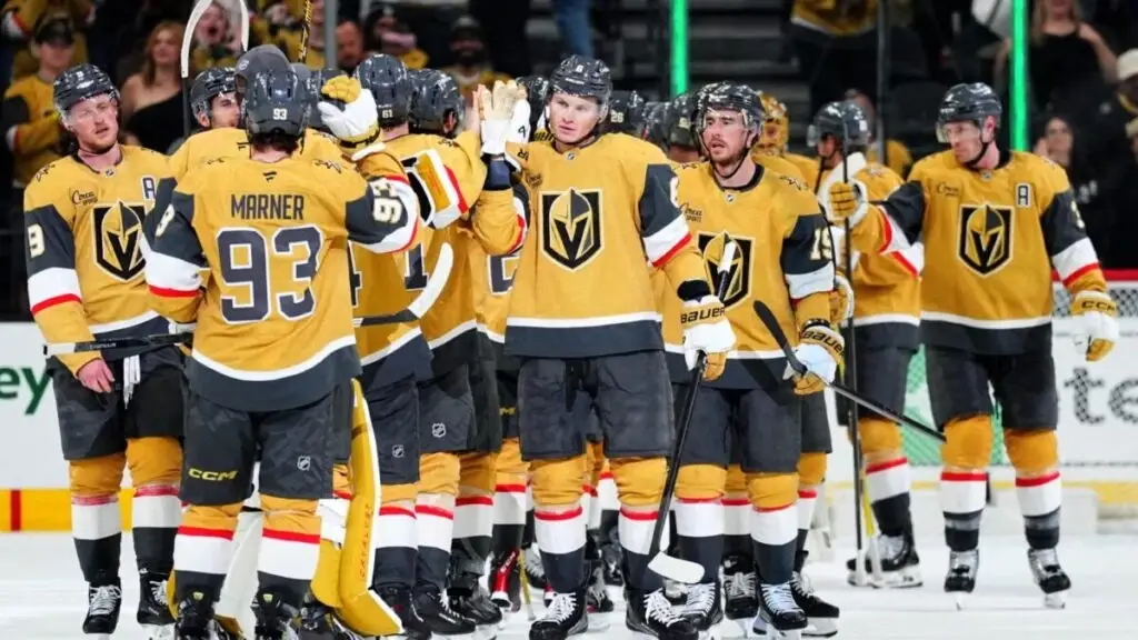 Golden Knights en Las Vegas celebrando victoria ante Canucks en partido de NHL con jugadores en hielo y ambiente competitivo