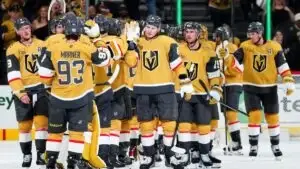Golden Knights en Las Vegas celebrando victoria ante Canucks en partido de NHL con jugadores en hielo y ambiente competitivo