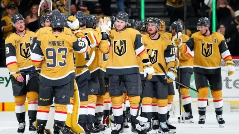 Golden Knights en Las Vegas celebrando victoria ante Canucks en partido de NHL con jugadores en hielo y ambiente competitivo