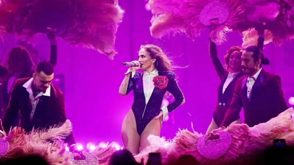Jennifer Lopez en Las Vegas durante su último concierto de residencia en Caesars Palace con vestuario elegante y presentación final