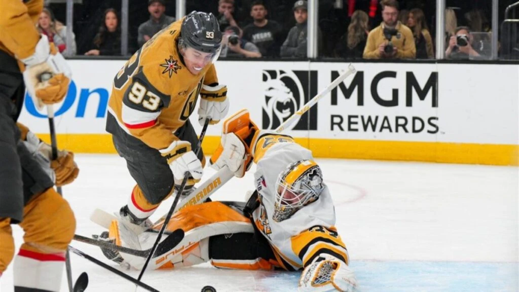 jugadores de los Knights celebran gol en partido de NHL contra Pittsburgh Penguins en Las Vegas