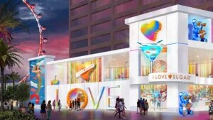 Dulcería en Las Vegas con exhibiciones gigantes de dulces y paredes llenas de caramelos de colores