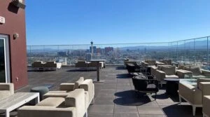 Rooftop bar en Las Vegas con vista panorámica al Strip y ambiente exclusivo en la vida nocturna de Estados Unidos