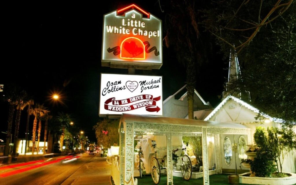 Little White Chapel de Las Vegas iluminada con neón, famosa capilla donde celebridades y turistas celebran bodas rápidas desde 1951.