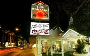 Little White Chapel de Las Vegas iluminada con neón, famosa capilla donde celebridades y turistas celebran bodas rápidas desde 1951.