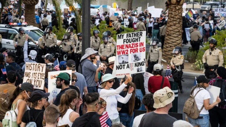 No Kings reúne manifestantes en Las Vegas durante protesta pacífica por derechos civiles en el centro de la ciudad