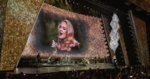 Residencias en Las Vegas con concierto en escenario del Strip y público disfrutando espectáculo