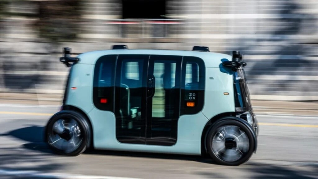 robotaxis autónomos de Uber y Zoox circulando en el Strip de Las Vegas durante pruebas de movilidad inteligente