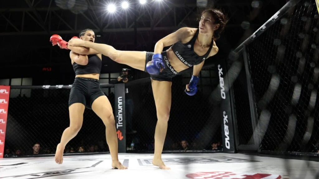 Sara Cabeza de Vaca entrenando en el UFC Performance Institute de Las Vegas durante preparación profesional en MMA