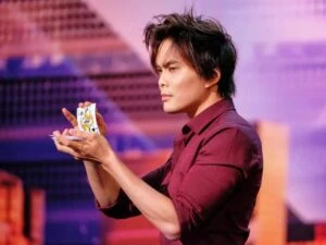 Shows de magia en Las Vegas con escenario iluminado, ilusiones impactantes y público disfrutando espectáculo en vivo