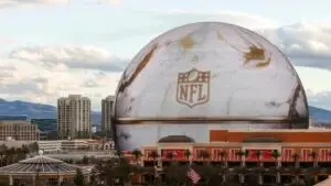 Super Bowl en Las Vegas con la Sphere mostrando logo de la NFL sobre el skyline de la ciudad en Nevada