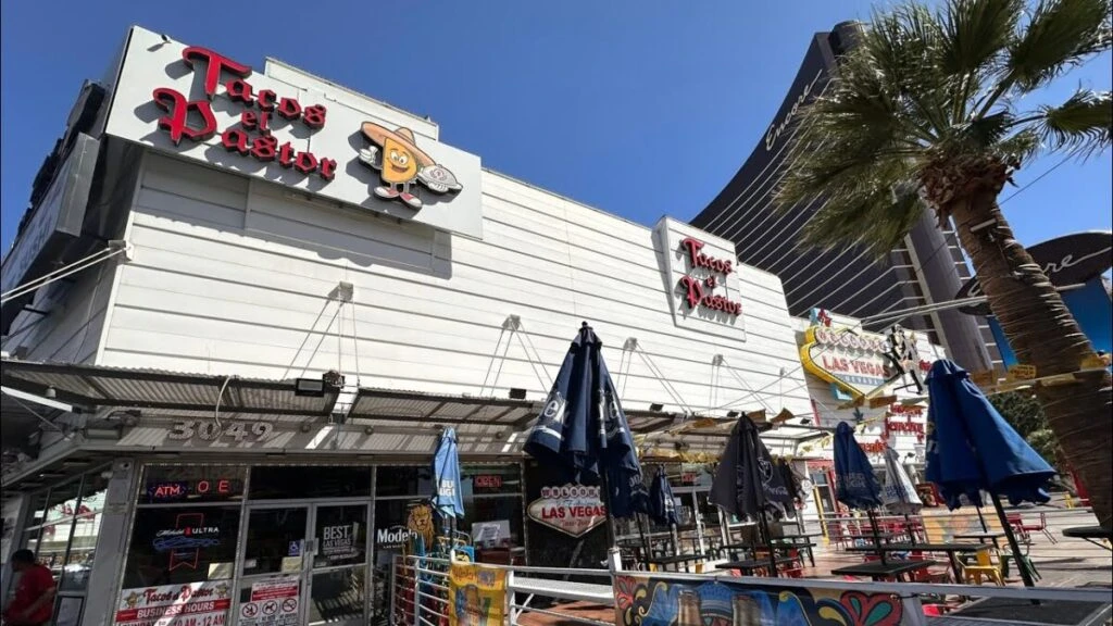 Tacos al pastor en Las Vegas preparados en trompo con carne dorada y piña en ambiente urbano nocturno