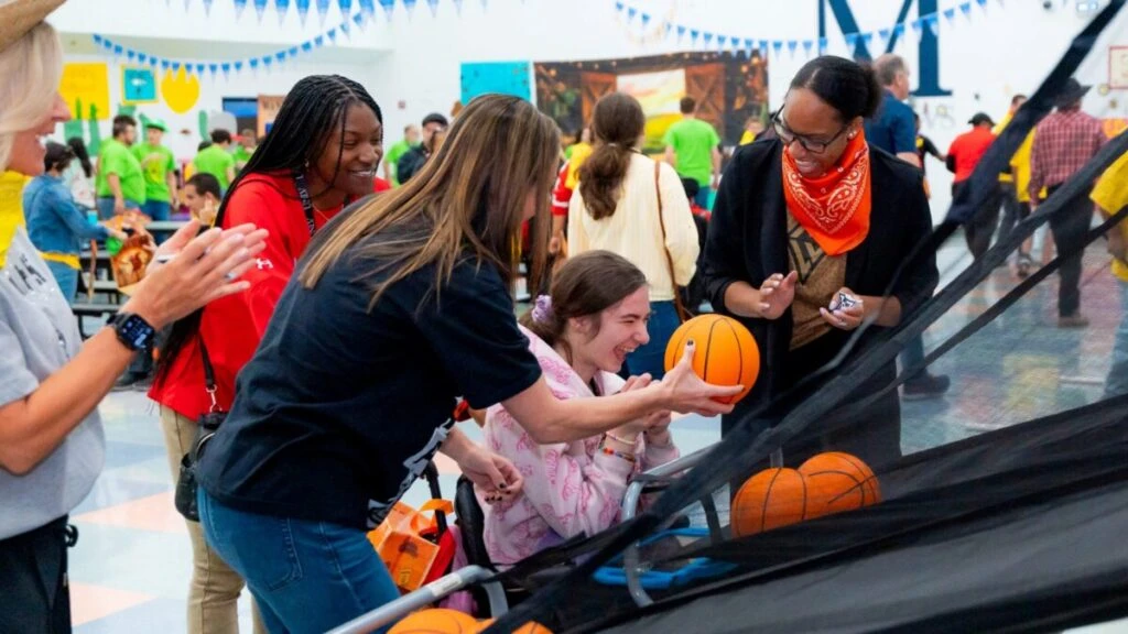 estudiantes participando en carnaval inclusivo de The Meadows School en Las Vegas con actividades recreativas y convivencia
