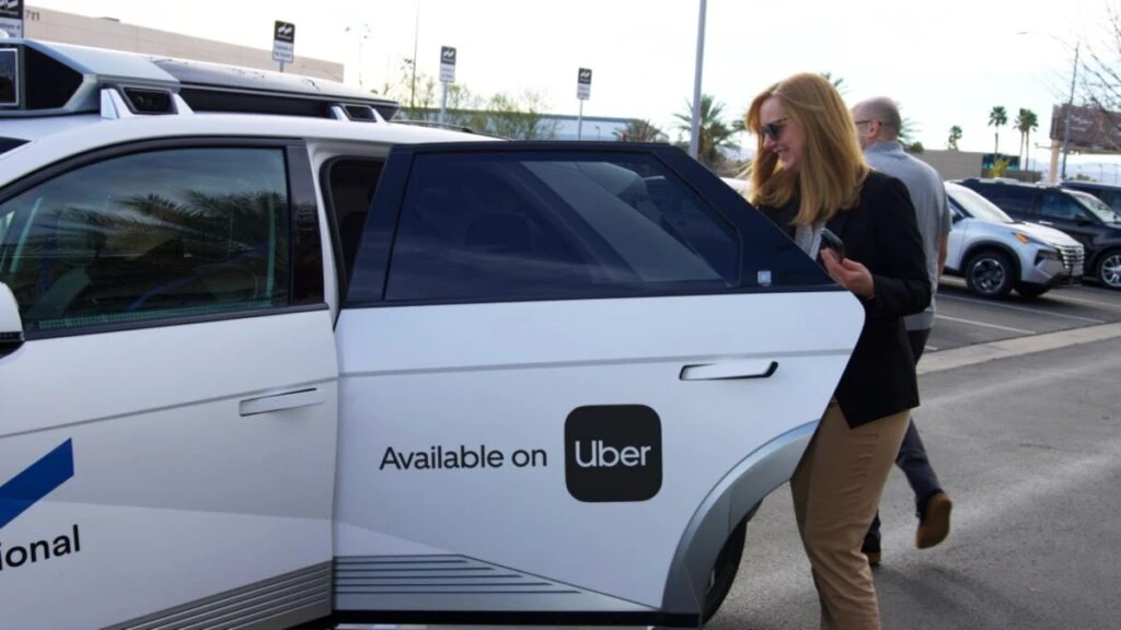 robotaxi de Uber con tecnología autónoma circulando por Las Vegas Boulevard en zona turística de la ciudad