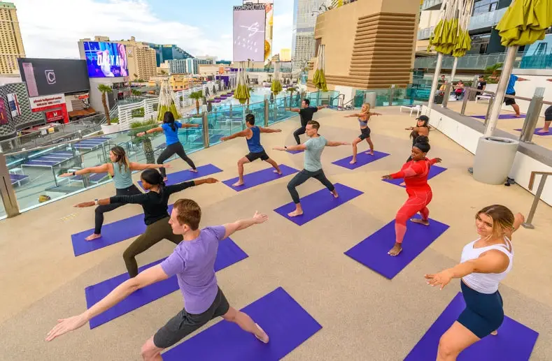 yoga en Las Vegas en estudio innovador con diseño sensorial y experiencia wellness boutique inmersiva