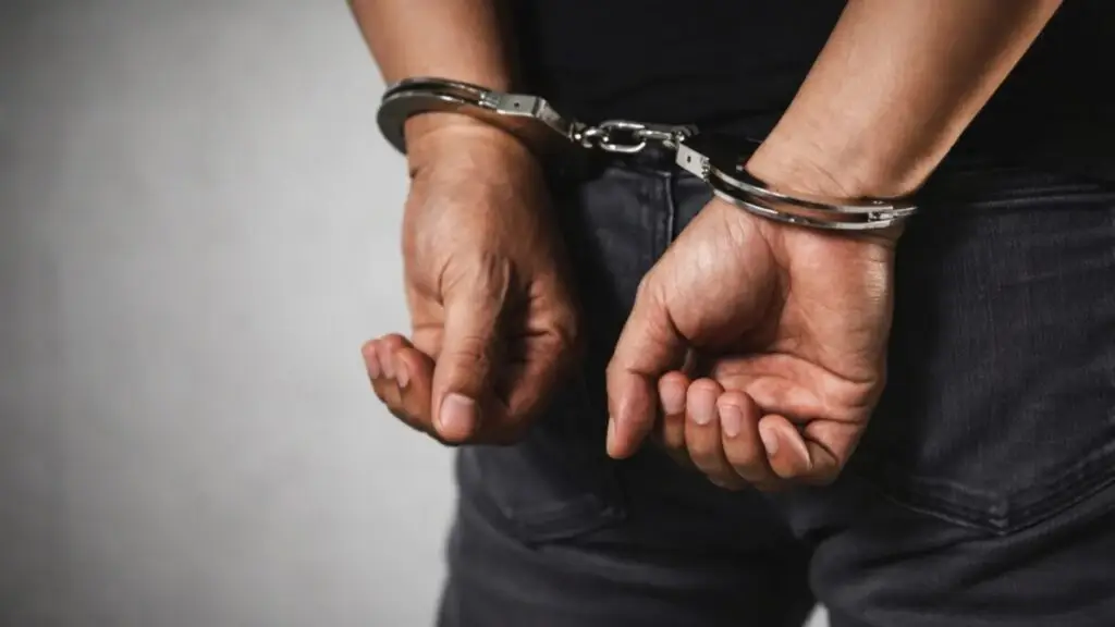 persona detenida con esposas en las manos durante operativo contra fugitivos en Nevada