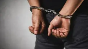 persona detenida con esposas en las manos durante operativo contra fugitivos en Nevada