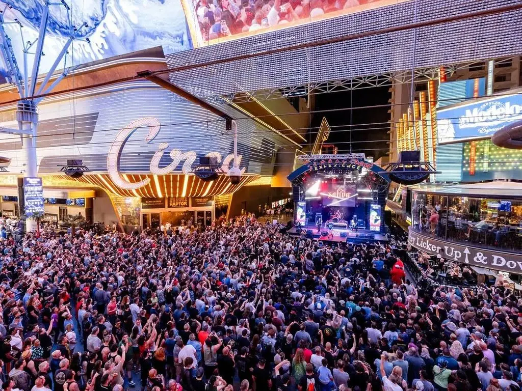 Conciertos gratis en Las Vegas en Fremont Street con música en vivo y ambiente nocturno lleno de luces