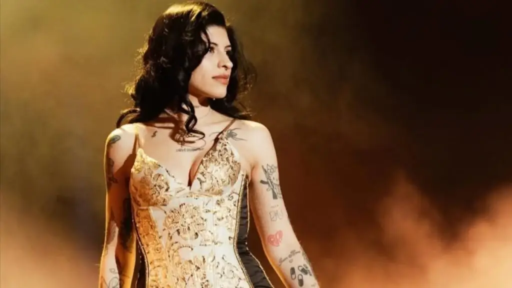 Cazzu en concierto con show Latinaje y raíces latinoamericanas en escenario global