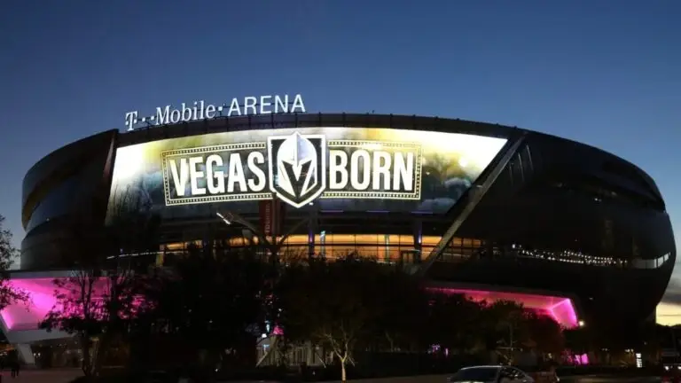 T-Mobile Arena en Las Vegas iluminado de noche con pantalla de Vegas Born y ambiente de deporte en el Strip