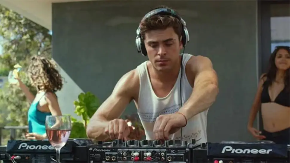 Desire canción Las Vegas sonando en clubes nocturnos con DJ y público en el Strip