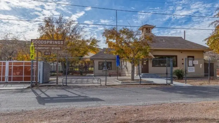 edificio histórico de Goodsprings Elementary School en Nevada ante posible cierre por baja matrícula