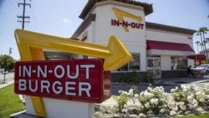 restaurante In-N-Out con clientes y expansión de nuevas sucursales en Estados Unidos incluyendo Nevada
