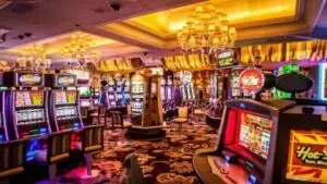 Filas de tragamonedas en Las Vegas dentro de un casino lleno de visitantes en el Strip