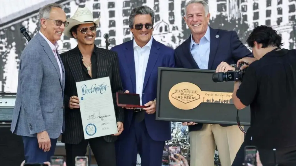 Bruno Mars en Las Vegas tras recibir calle y realizar donación para hospital infantil