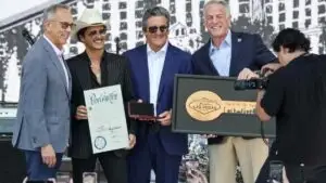 Bruno Mars en Las Vegas tras recibir calle y realizar donación para hospital infantil