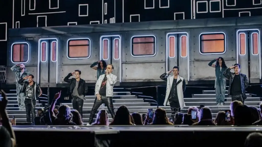 New Kids on the Block en escenario con show remix y producción moderna