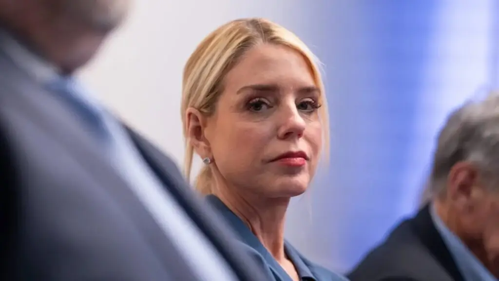 Pam Bondi tras dejar su cargo como fiscal general en Estados Unidos en medio de cambios políticos y transición en el Departamento de Justicia